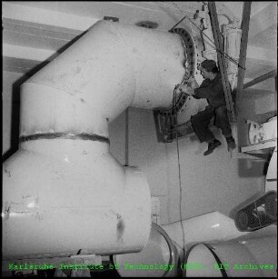 Mitarbeiter während der Montage eines Rohranschlusses im Forschungsreaktor 2 (FR 2)