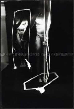 Nackter Mann an einer Stange mit einer Taschenlampe in der Hand, Fotoeffekt (Altersgruppe 18-21)