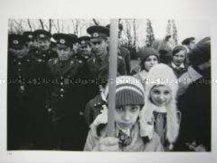 Sowjetische Soldaten bei der Kranzniederlegung auf dem Sowjetischen Ehrenfriedhof zum 30. Jahrestag des Kriegsendes