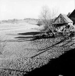 Klein Barnitz: Wasserbohrung: Bohrgerüst auf Wiese: vorn Gatter: dahinter Knicklandschaft