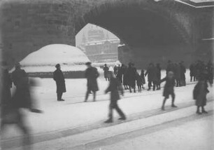 Dresden-Altstadt. Menschen auf der zugefrorenen Elbe unterhalb der Augustusbrücke