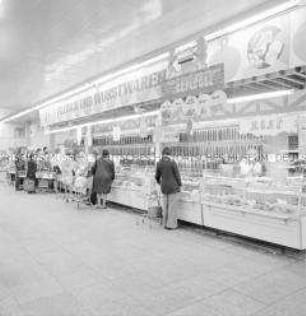 Fleisch- und Wurstwarenabteilung des Selbstbedienungsladens "Kaufhalle An der Magistrale" in Halle-Neustadt
