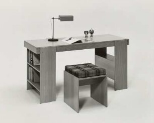 Schreibtisch mit Hocker : Leipziger Herbstmesse, 1974. Möbelprogamm (Modell 5030). Schreibtisch mit Hocker (1974)