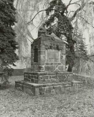 Denkmal für die Gefallenen des 1. Weltkrieges : Denkmal für die Gefallenen des 1. Weltkrieges. Stein (nach 1918). Großthiemig, Kirchhof