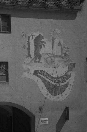 Freising: Sonnenuhr und Bären [Wandbild: Hlg. Korbinian zähmt den Bären]