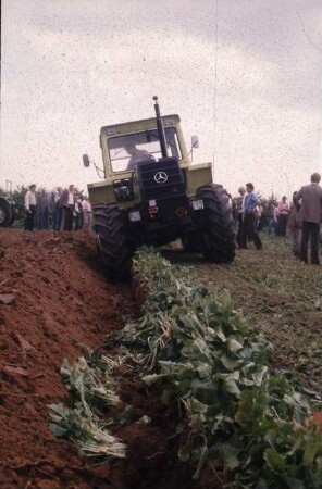 Fotografie: Pflug, Bodenbearbeitung, Systemtraktor