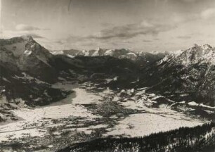 Deutschland. Bayern. Oberbayern im Winter. Blick vom Gipfel des Wank in den Werdenfelser Talkessel auf Partenkirchen und Garmisch