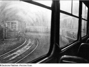 Dresden. Straßenbahnhof, fotografiert aus einer Straßenbahn