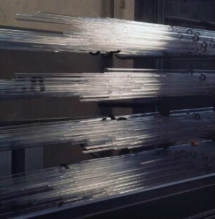 Hanau. Firma Heraeus. Aus aufgebohrten Quarzglaszylindern werden nahtlose Rohre mit reinen Innenflächen gezogen