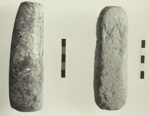 Niederkaina Kreis Bautzen: Schnurkeramische Äxte - Stein gebohrt. Seitenansicht.