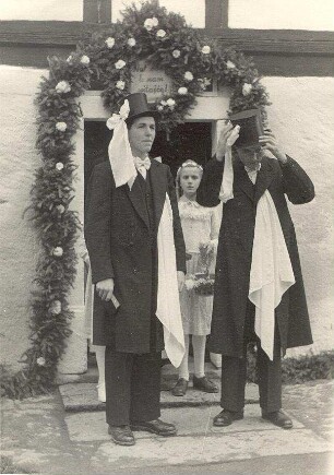 Brautführer aus Radibor : Kleidung - katholische Tracht. Ort: Radwor / Radibor. Zwei katholische Brautführer.