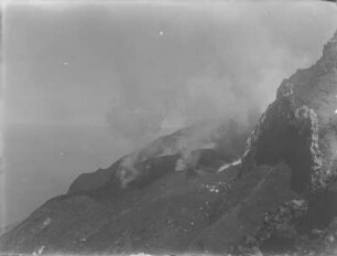 Krater : Rauch steigt aus den Kratern des Stromboli auf
