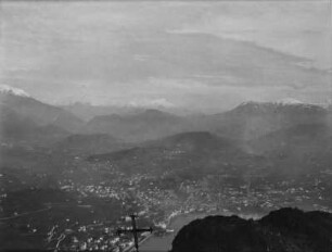Panoramablick : Blick über eine bergige Landschaft mit einer Stadt an einem Fluss gelegen