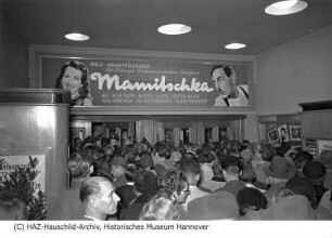 Palast-Theater mit Filmwerbung zur deutschen Uraufführung des Spielfilms „Mamitschka“