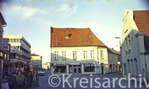 Hindenburgstraße 34: Eckhaus mit Geschäften Günther Kann, Helmut Bahr: links Hagenstraße, Neubau der Kreissparkasse Stormarn, Bauschild, hinten links Historisches Rathaus