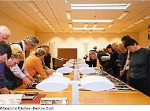 Besucher im Benutzungsraum der Deutschen Fotothek (Ebene -2)
