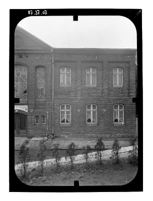 Lübz, Schulstraße 8. Schule. Eingangsfront (Teilansicht)