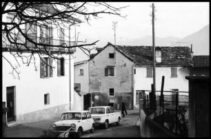 Brione: Gasse, Vordergrund zwei Autos