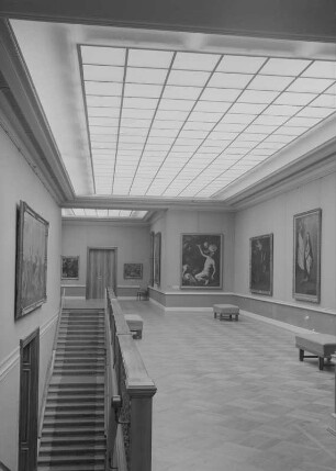 Gemäldegalerie, zweites Obergeschoss, Mittelraum (Raum 209) mit Treppenaufgang