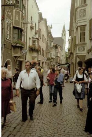 Sterzing, Vipiteno: Hauptstraße mit viel Publikum