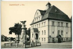 Dommitzsch. Rathaus und Kriegerdenkmal