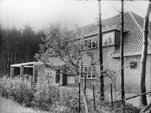 Güstrow, Heidberg 15. Atelierhaus am Inselsee (Barlach-Haus) (1930/1931; A. Kegebein). Eingangsfront mit Relief mit Güstrower Stadtwappen