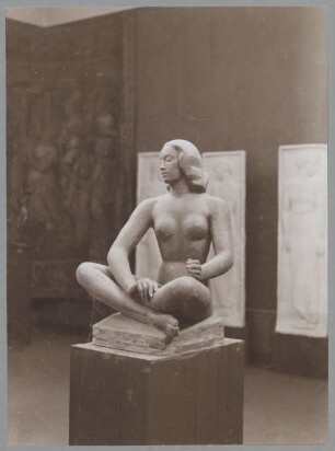 Sitzende, 1921, Gips, farbig gefasst