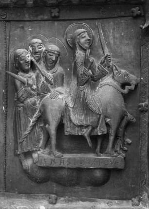 Bronzetür — Rechter Flügel mit Darstellungen zur Passion Christi — 2. Reihe von oben: Einzug in Jerusalem und verschiedene Figuren — Einzug in Jerusalem
