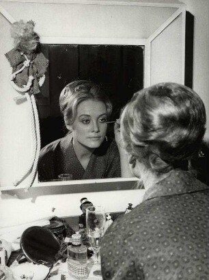 Gisela Dreyer [schminkt sich]