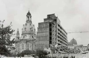 Frauenkirche : Abriß des Erweiterungsbaus des Polizeigebäudes (erbaut 1976-1979; G. Fischer, M. Fasold). Blick von der Friesengasse am Stadtmuseum über die Baustelle gegen die Frauenkirche