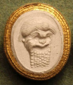 Maske eines bärtigen Dieners mit Mütze (Daktyliothek, Zweites Historisches Tausend)
