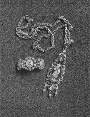 Kette mit Anhänger: Bildnis einer Bauersfrau