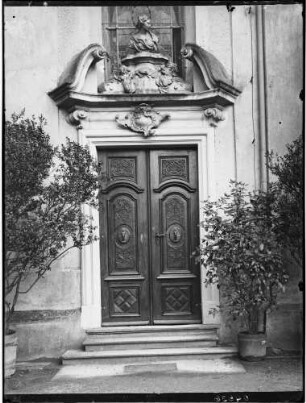 Mainau Schlosskirche Ansicht Eingangsportal beim Saalbau
