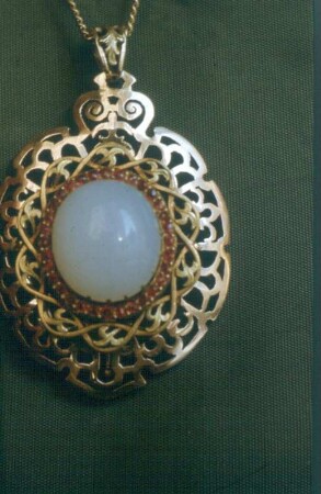 Schmuckanhänger : Schmuckanhänger. Gold, Mondstein? (vor 1962; T. Pietsch nach Entwurf von J. Eckert)