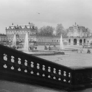 Dresden. Zwinger, Blick vom Deutschen Pavillon zum Mathematisch-Physikalischen Salon und zum Wallpavillon