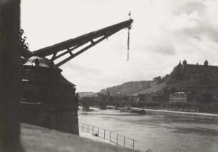 Mainkran, Würzburg : Würzburg, Mainkran "Alter Kranen" (1772-1773; F. I. M. Neumann). Blick über den Main nach Südwesten mit alter Mainbrücke und Festung Marienberg