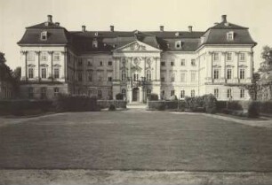 Radmeritz (heute: Radomierzyce), Schloss Joachimstein (Pałac Radomierzyce), Hauptfassade über den Ehrenhof