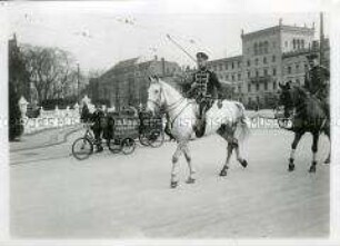 Kronprinz Wilhelm zu Pferde am Brandenburger Tor