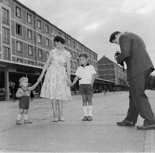 Ein Mann fotografiert seine Frau und die beiden Söhne