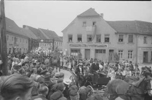Volkstreffen der Domowina in Wittichenau. Festumzug : Domowinski zjězd w Kulowje. Swjedźenski ćah.