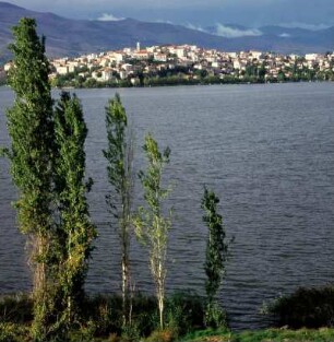 Kastoria. Die Stadt überm Westufer des Sees