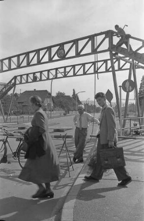 Abbau der Fußgängerbrücke über die Herrenalber Straße beim Albtalbahnhof Rüppurr.