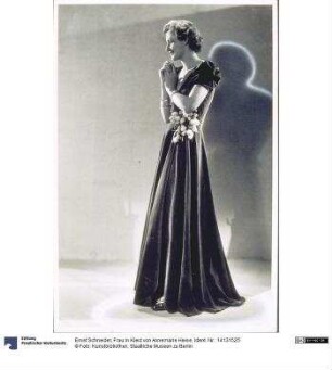 Frau in Kleid von Annemarie Heise