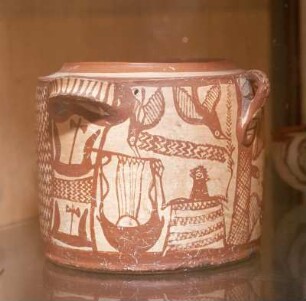Pyxis aus Kalami Apokornou, Grab 1 : Chaniá. Archäologisches Museum. Pyxis mit Musikant, Vögel, Doppeläxte und Kulthörner, 1. Hälfte 13. Jh. v. Chr. Fundort: Kalami Apokoronou bei Aptera
