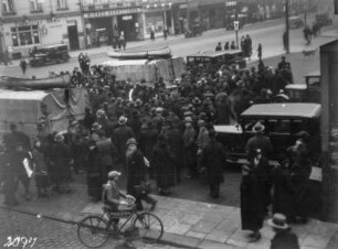 Menschenmenge um die Expeditionsfahrzeuge : Blick auf eine Menschenmenge, die sich um die Expeditionsfahrzeuge in Hamburg versammelt hat.