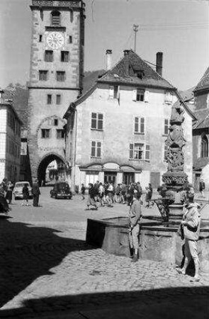 Rappoltsweiler, Ribeauvillé: Marktplatz mit Metzgerturm, Brunnen weiter weg