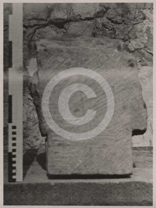 Steinfragment in der Kirchenruine Neukirch