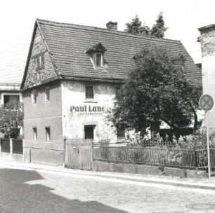 Colditz, Schulstraße 7. Wohnhaus (A. 19. Jh.). Straßenansicht mit Hausgarten