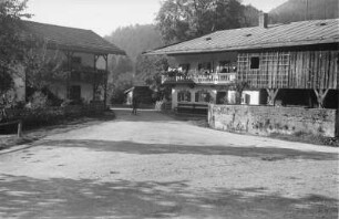 In Bayrisch Zell : Dorfstraße mit Häusern in Baytischzell