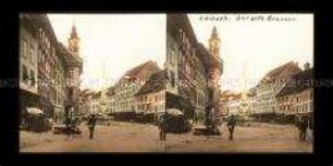 Rathausplatz mit Marktstand und Passanten in Laibach (Ljubljana)